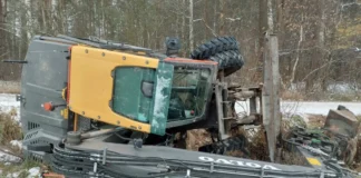 Pijany kierowca koparki przewrócił pojazd i próbował ukryć się w lesie 271 234215