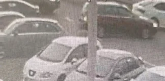 Cofając uderzył w auto i odjechał – policja publikuje nagranie ze zdarzenia 275 234073