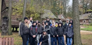 Podróż w przeszłość – uczniowie z Czerwina w nowogrodzkim skansenie 589366941_18002419652833084_9056485779075628442_n