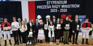Uczniowie ze szkół powiatu ostrołęckiego otrzymali Stypendia Prezesa Rady Ministrów stypendiam12