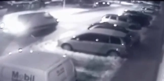 Uderzył dostawczym pojazdem w Dacię i odjechał 275 241792