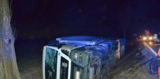 Kierowca ciężarówki pijany i z telefonem w ręku zakończył jazdę w rowie 271 242676