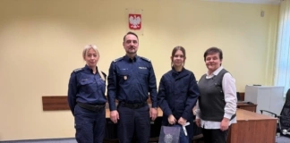 Wyróżnienie dla uczennicy klasy mundurowej 275 243383