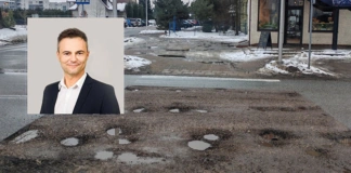 Dziurawa nawierzchnia po awarii wodociągu na osiedlu Centrum. Radny Mariusz Łuba interpeluje. radny mariusz luba interpeluje w sprawie nprawy jezdni na os. centrum w ostrolece