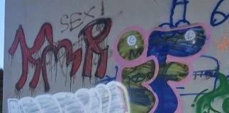 Nastolatkowie namalowali graffiti na moście, teraz odpowiedzą przed sądem 275 245485