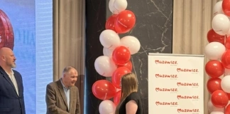 Dorota Gnoza i trener Władysław Niedźwiecki z nagrodami marszałka fc1392d2 5b34 421c 8f9c afd57c7a9170