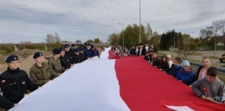 ’Flaga – nasza tożsamość” – happening w Ostrołęce (zdjęcia) mvimg_20260430_104947