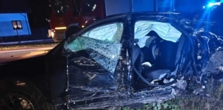 Nietrzeźwy kierowca uderzył w drzewo i zaparkowane samochody 275 252371