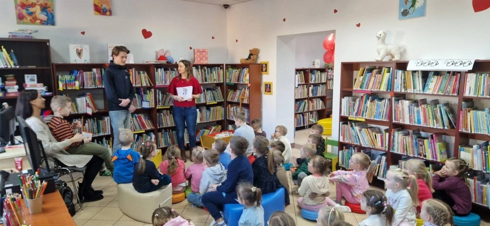 spotkanie z dziecmi prowadzi bibliotekarka i wolontariusz