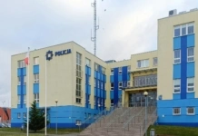 Włamanie do samochodu w Ostrołęce. Złodziej ukradł elektronikę i gotówkę. policja komenda