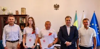 Prezydent Ostrołęki pogratulował medalistce mistrzostw Europy gabriela grabowska i dariusz malkowski ratusz