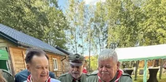 25 lat 'Pogodnego Lata’. Program, który dał dzieciom z Mazowsza wsparcie, bezpieczeństwo i szansę na lepszą przyszłość marszalek adam struzik harcmistrz grzegorz wozniak 600x800 1