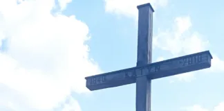 Odsłonięcie i poświęcenie Tablicy Pamięci upamiętniającej ofiary zbrodni katyńskiej z Gminy Czerwin oraz 96 ofiar tragedii smoleńskiej z 10 kwietnia 2010 r. 1788541568118 1